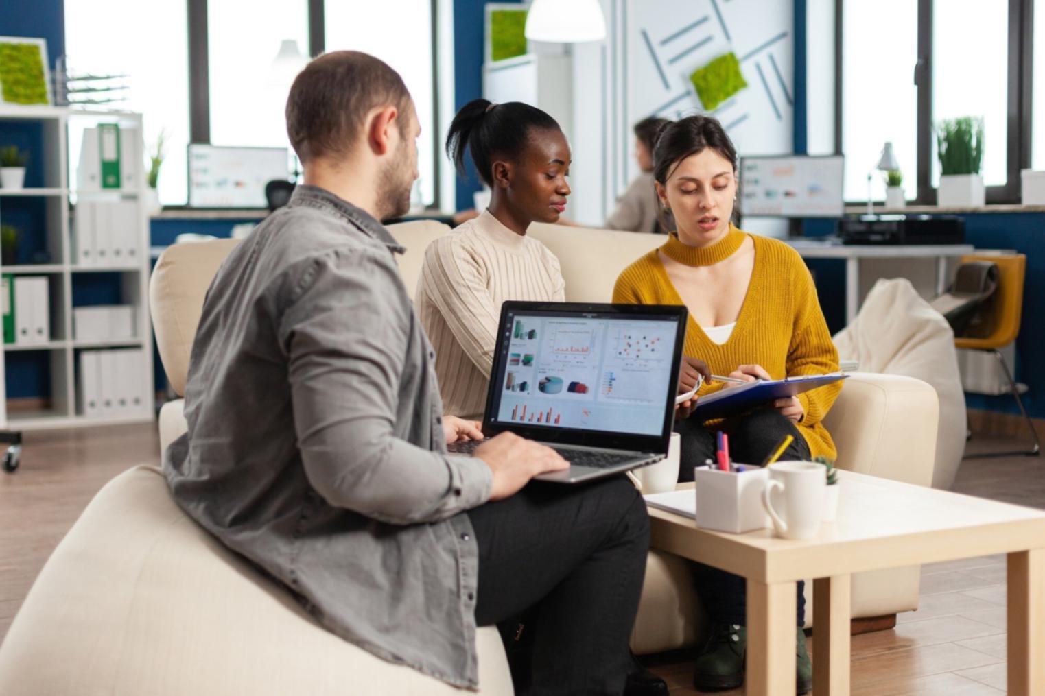 Finanzberater bei der Analyse von Unterlagen